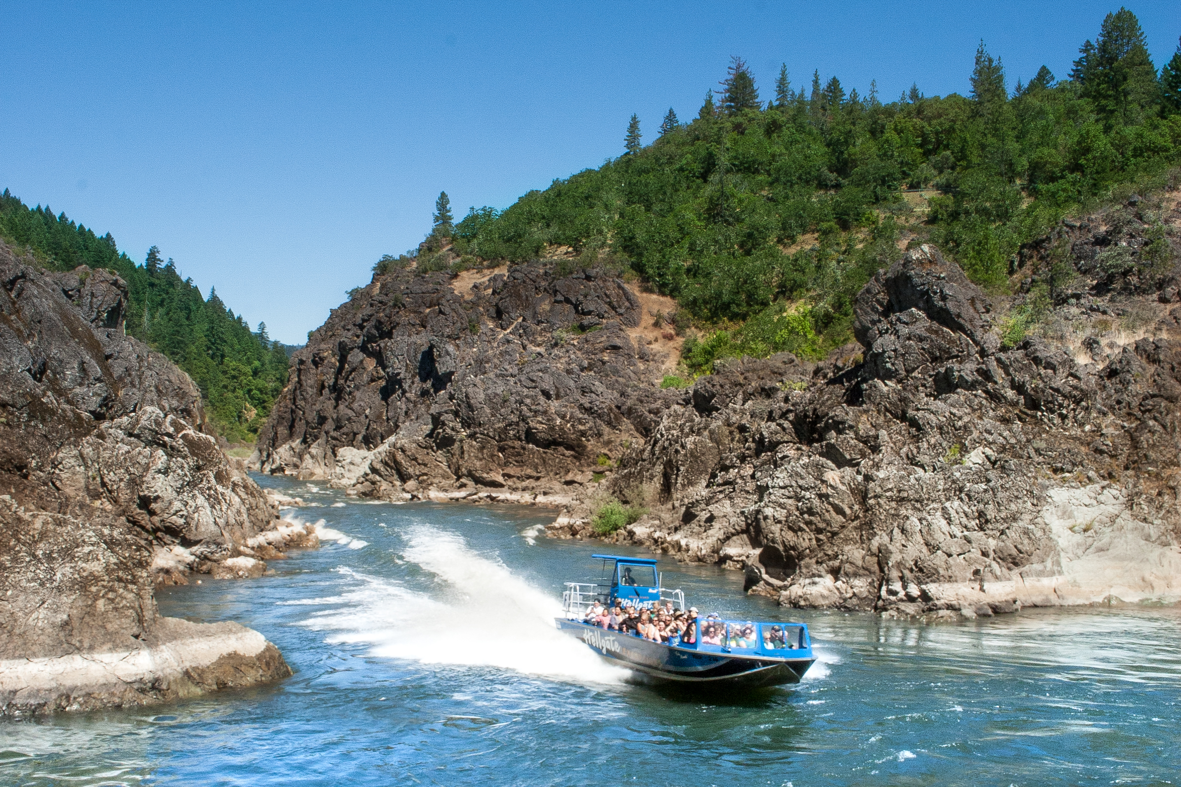 Hellgate jetboat ripping big waves on the Rogue River
